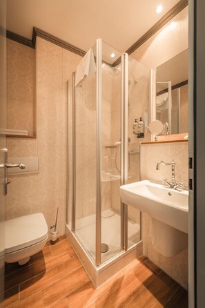 Dusche, Regendusche, Designer-Toilettenartikel, Haartrockner