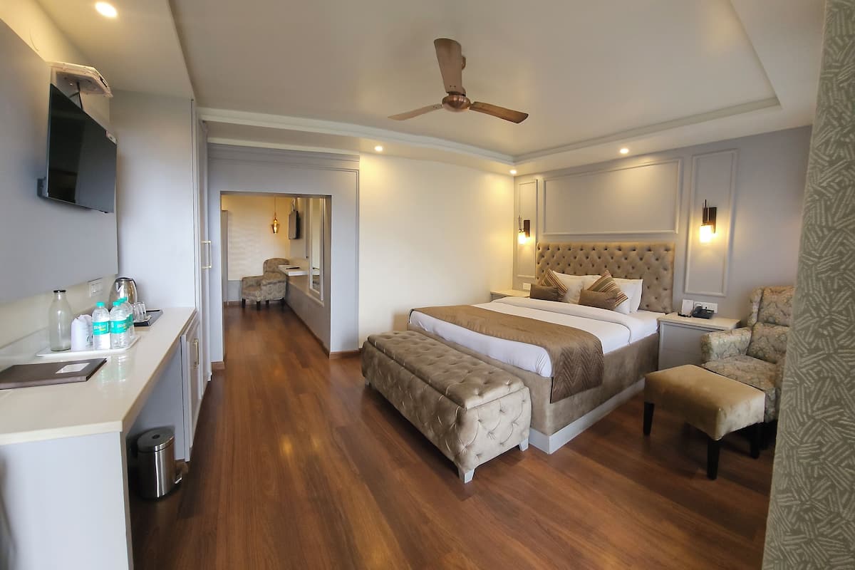 Family Suite | Desk, laptop workspace, soundproofing, WiFi (free)