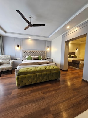 4 Bedded Family Room | Escrivaninha, espaço de trabalho para notebook, quartos à prova de som