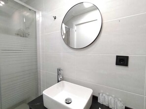 Habitación individual | Baño | Ducha, secador de pelo, toallas y jabón