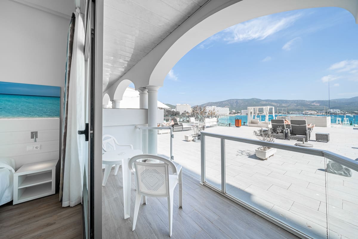 Un balcón con vista al mar y a la zona de la piscina.