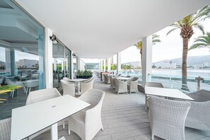 Outdoor dining - Hotel Seramar Comodoro Playa (Calvia)