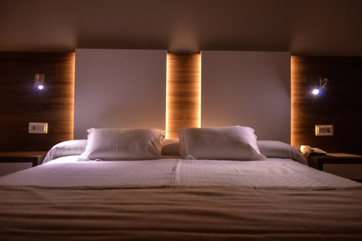 desk, free wifi, bed sheets