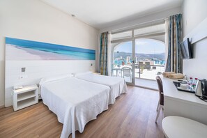 Desk, free WiFi, bed sheets - Hotel Seramar Comodoro Playa (Calvia)
