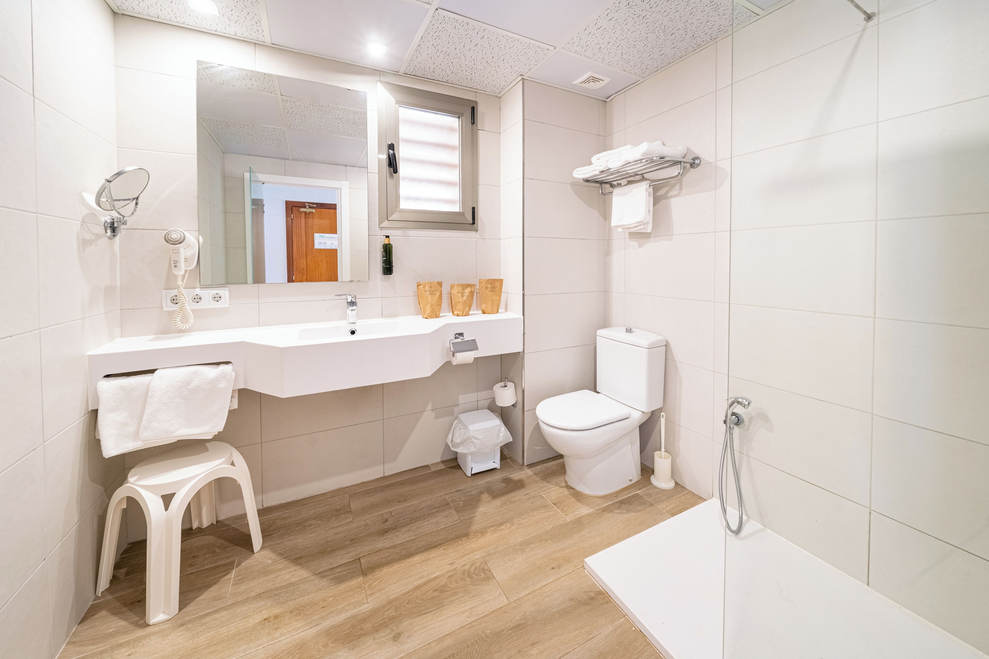 desk, free wifi, bed sheets