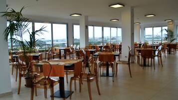 包含每日自助早餐