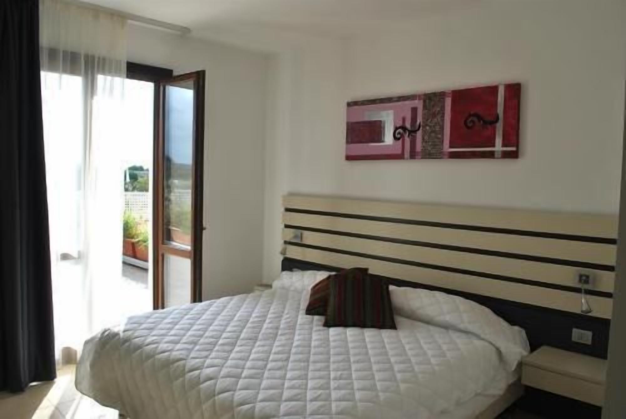 Een minibar, een kluis op de kamer, een bureau, een laptopwerkplek