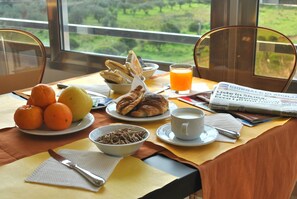 Café da manhã com buffet grátis todos os dias