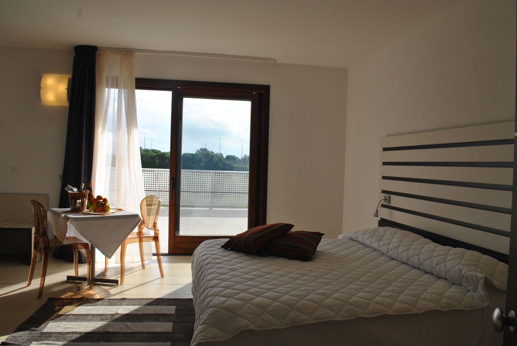 Een minibar, een kluis op de kamer, een bureau, een laptopwerkplek