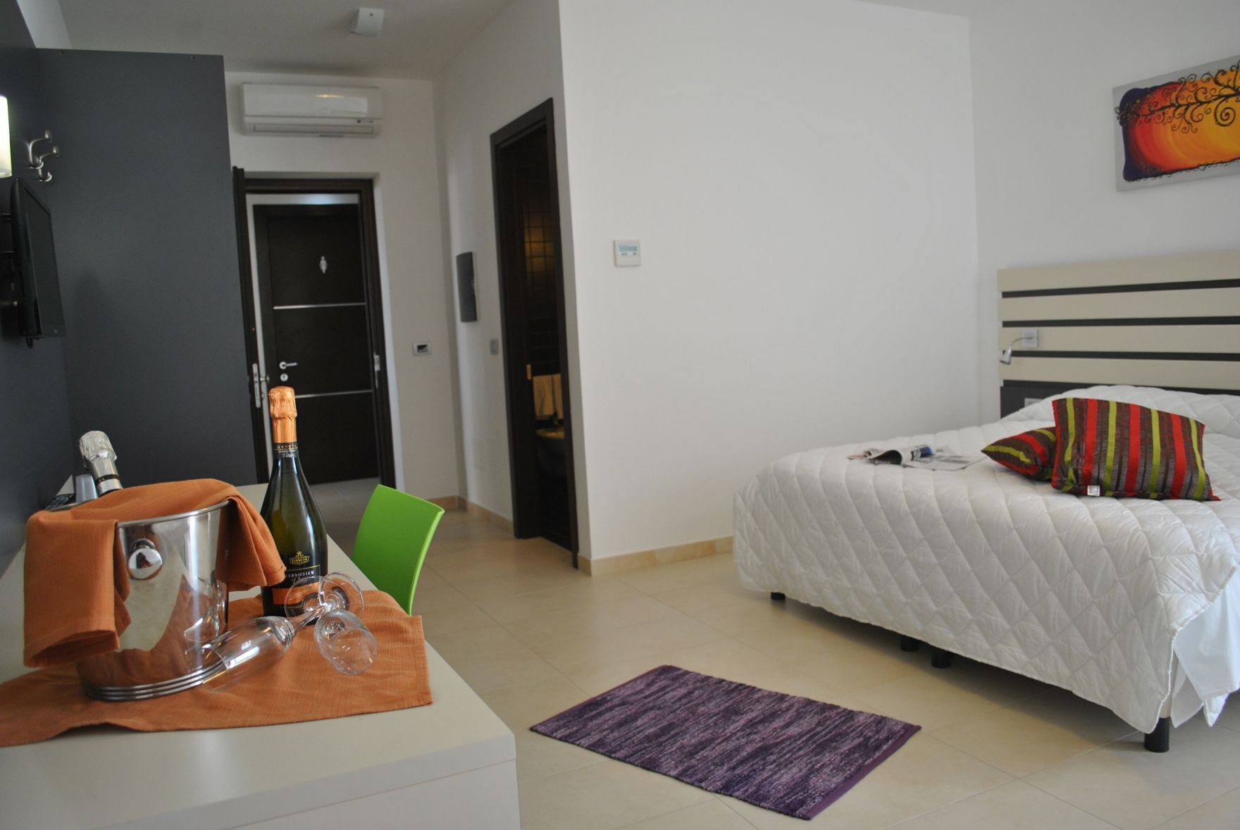 Een minibar, een kluis op de kamer, een bureau, een laptopwerkplek