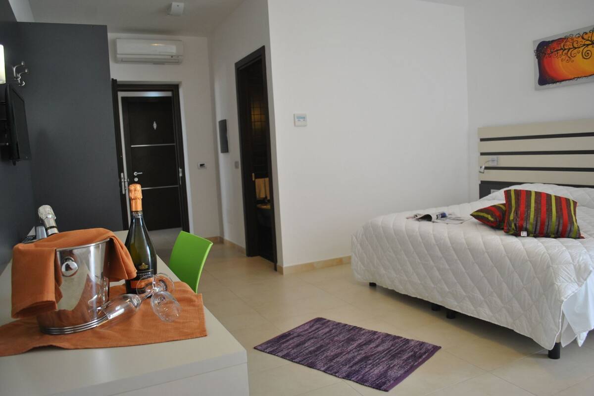 Een minibar, een kluis op de kamer, een bureau, een laptopwerkplek