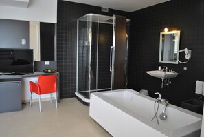 Suite, bubbelbad (Terrace) | Badkamer | Gratis toiletartikelen, een haardroger, een bidet, handdoeken