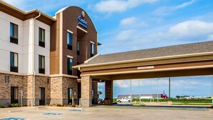 Un hôtel Comfort Inn & Suites avec une entrée bien visible et un parking.