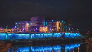 Un edificio moderno con señalización iluminada y vistas al agua.