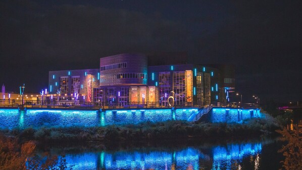 Un edificio moderno con señalización iluminada y vistas al agua.