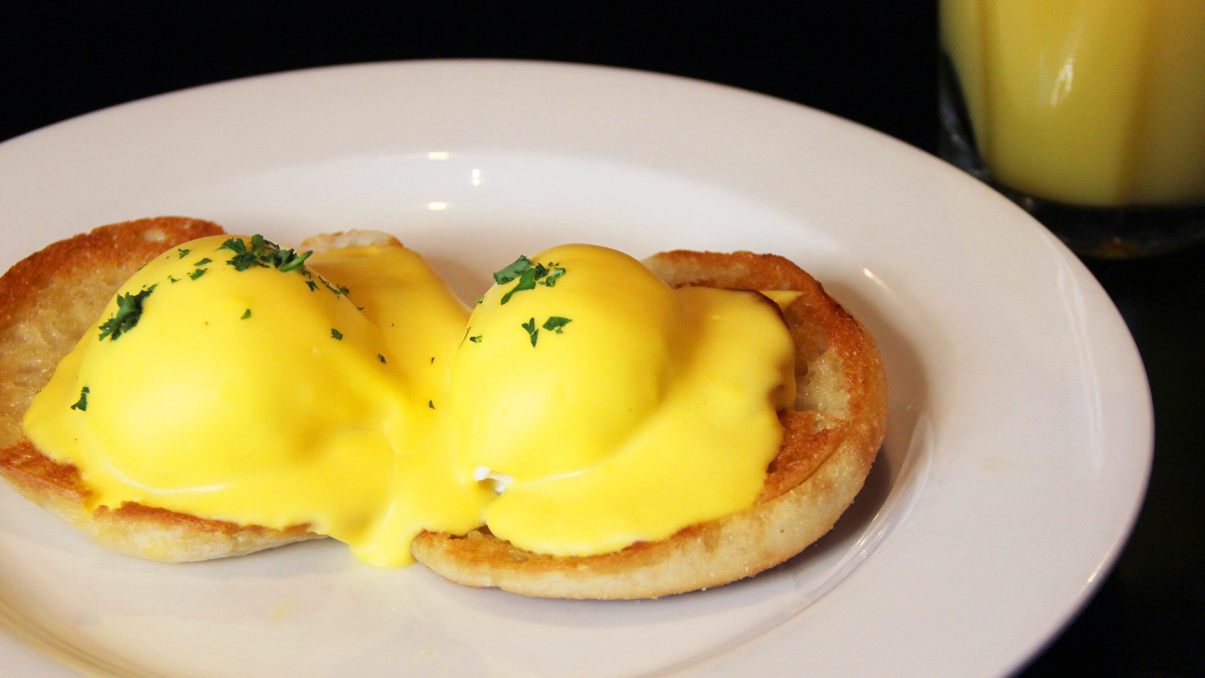 Ein Teller mit zwei Eggs Benedict.