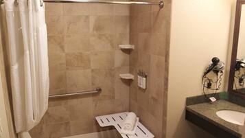 Un baño con ducha, inodoro y lavabo.