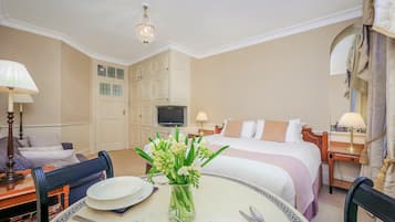 Business Studio | Hypo-allergenic bedding, in-room safe, laptop workspace