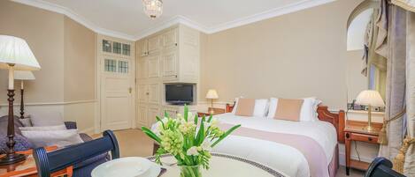 Business Studio | Hypo-allergenic bedding, in-room safe, laptop workspace