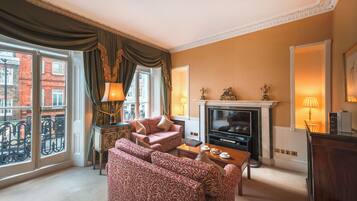 Superior One-Bedroom Residence, Annex Building | Área de sala de estar | Televisión de 32 pulgadas con canales vía satélite