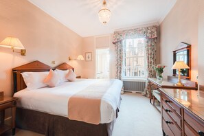 One-Bedroom Residence | Ropa de cama hipoalergénica y caja de seguridad en la habitación 