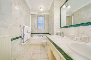 Combined shower/tub, designer toiletries, hair dryer, towels