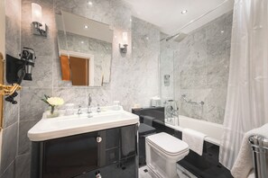 Superior One-Bedroom Residence, Annex Building | Baño | Tina con regadera, amenidades de baño de diseñador, secadora de cabello 