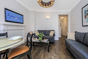 Two-Bedroom Residence, Annex Building | บริเวณนั่งเล่น | ทีวี 32 นิ้ว พร้อมช่องดาวเทียม