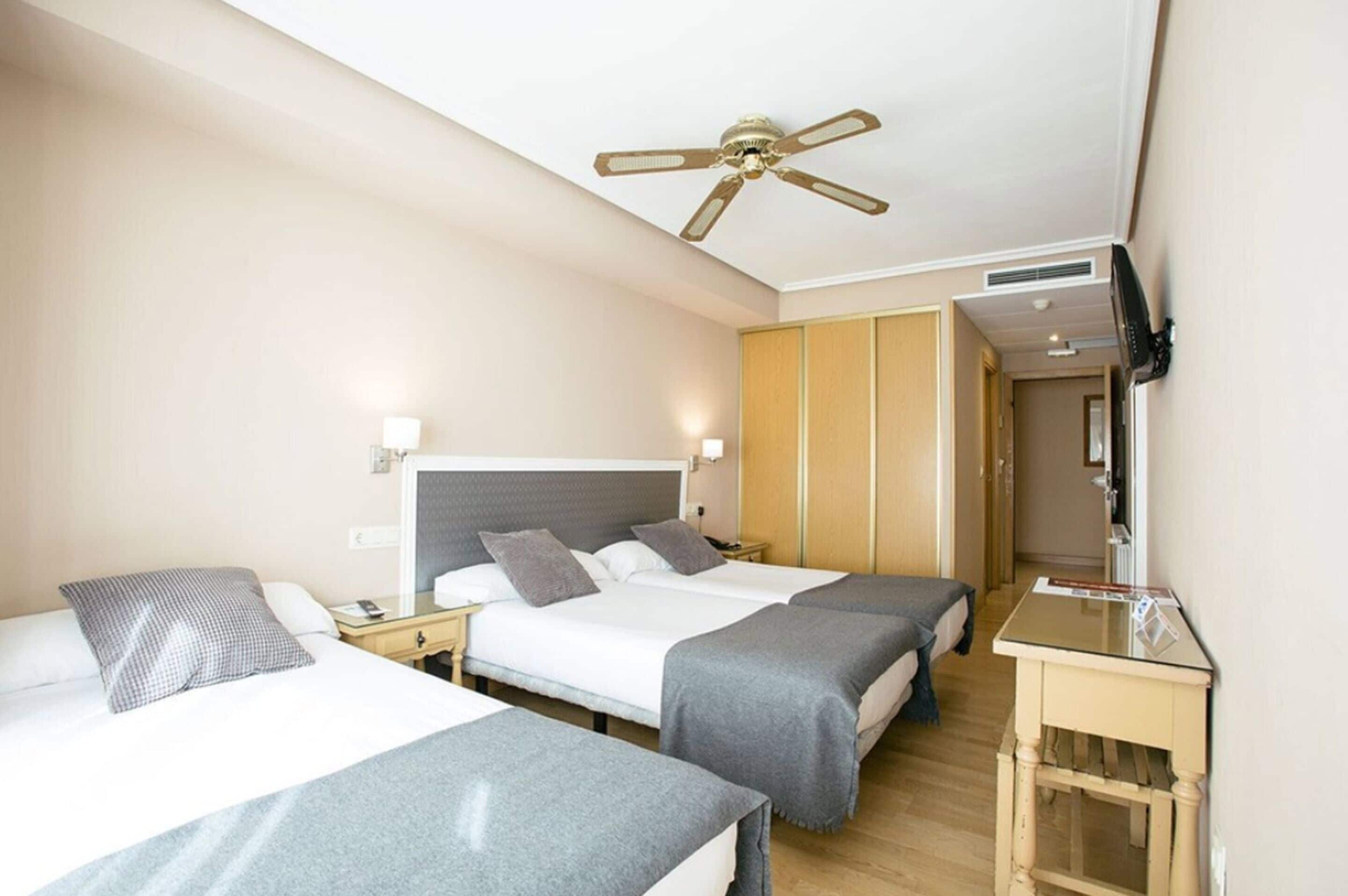 triple room | in-room safe, desk, free wifi, bed sheets