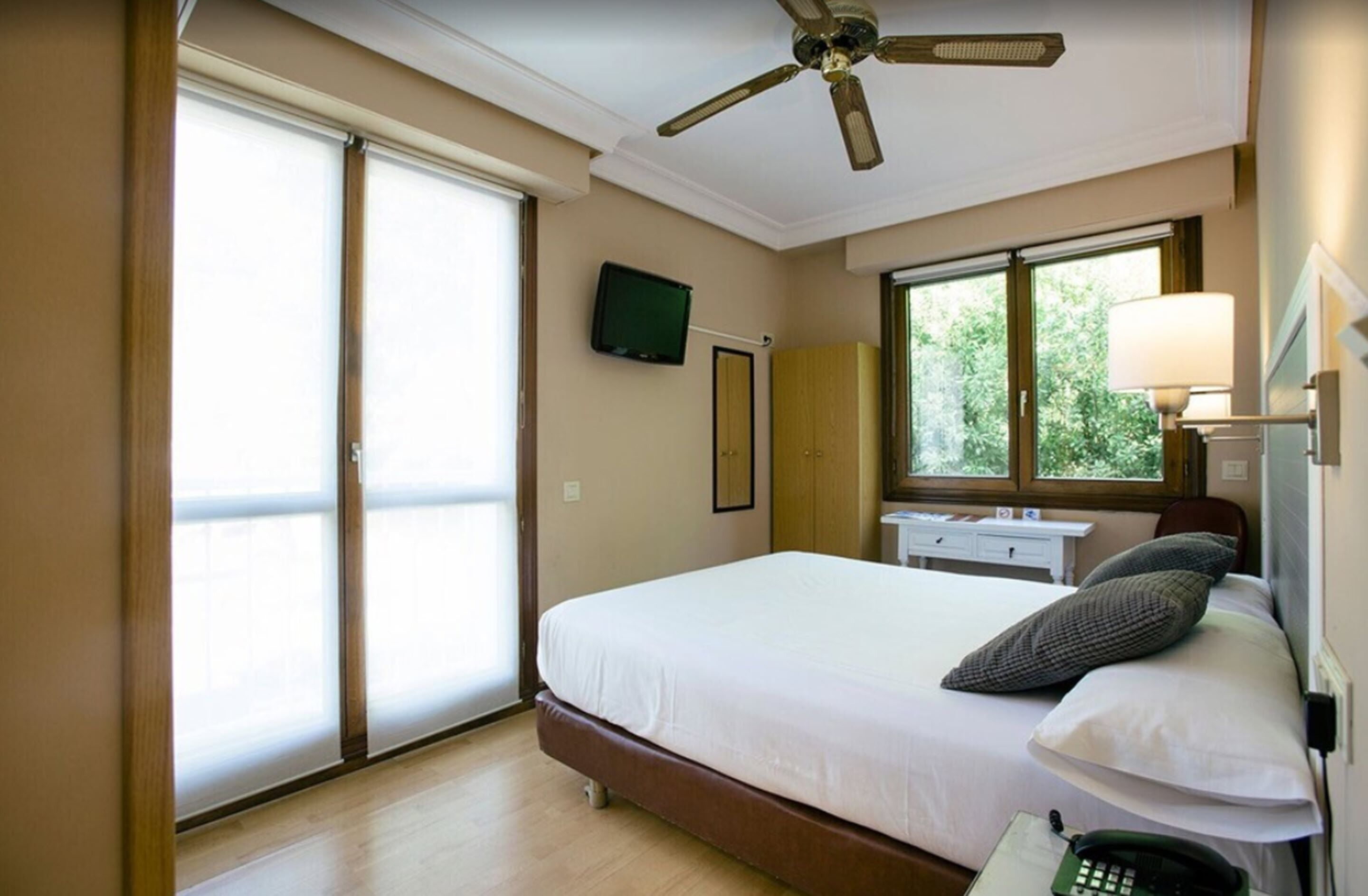 single room | in-room safe, desk, free wifi, bed sheets