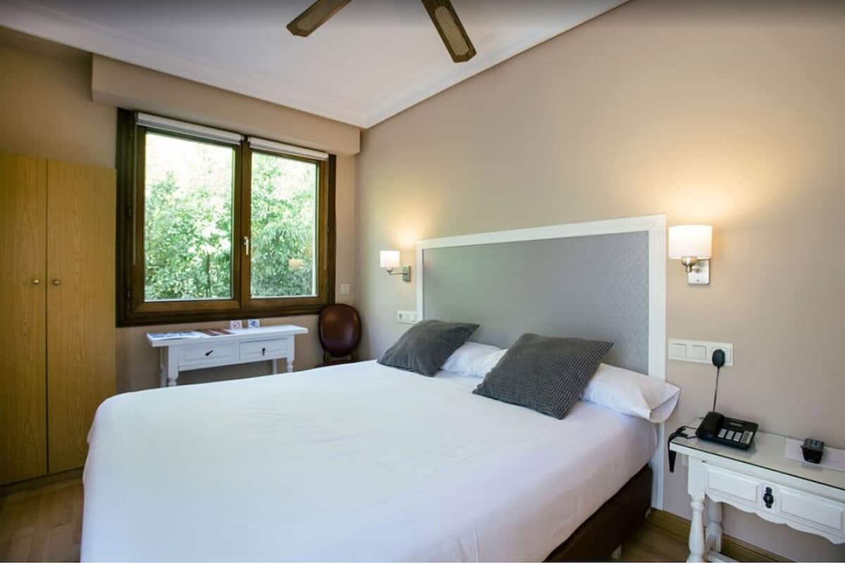 Eenpersoonskamer | Een kluis op de kamer, een bureau, gratis wifi, beddengoed