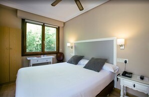 Single Room | In-room safe, desk, free WiFi, bed sheets - Monte Ulia Hotel (San Sebastián)