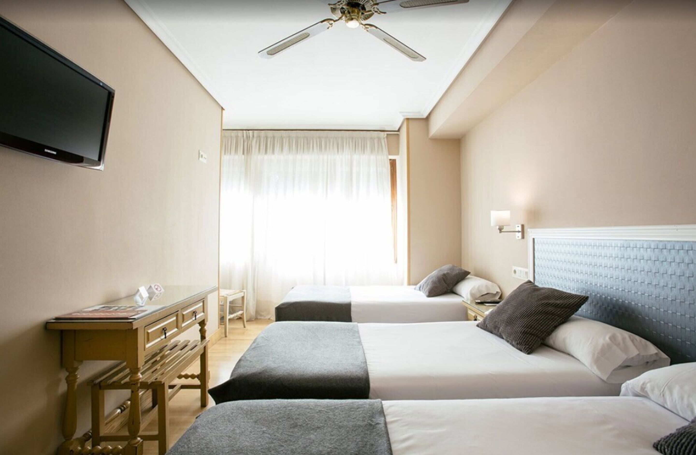 triple room | in-room safe, desk, free wifi, bed sheets