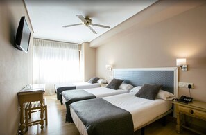 Triple Room | In-room safe, desk, free WiFi, bed sheets - Monte Ulia Hotel (San Sebastián)
