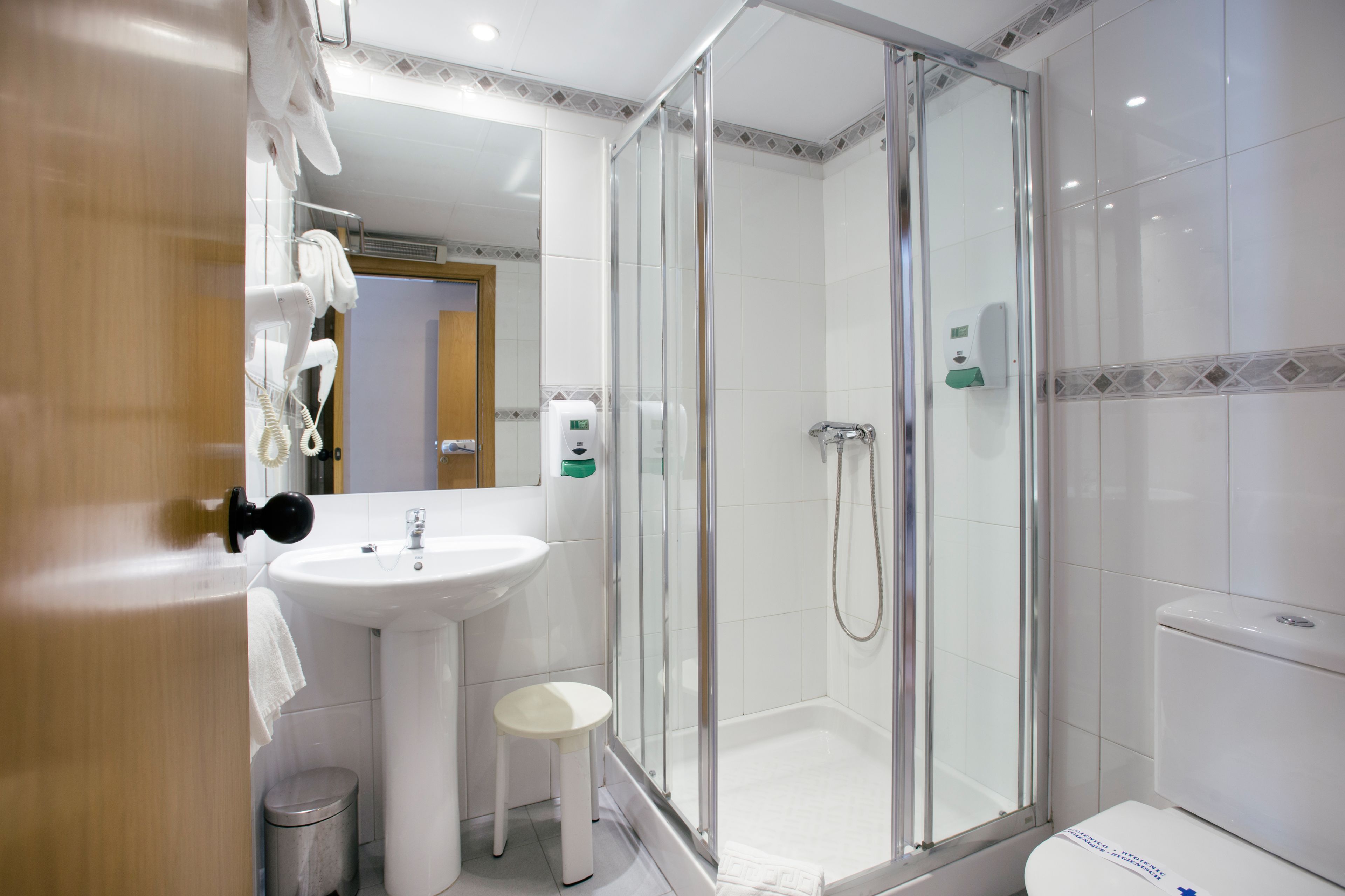 twin room | bathroom | shower, free toiletries, hair dryer, towels