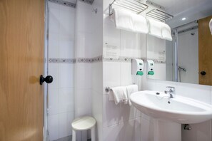 Habitación doble | Caja fuerte, escritorio, wifi gratis y ropa de cama