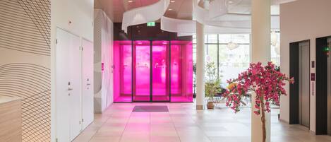Kios check-in/check-out