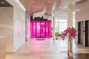 منصة إجراءات تسجيل الوصول/المغادرة