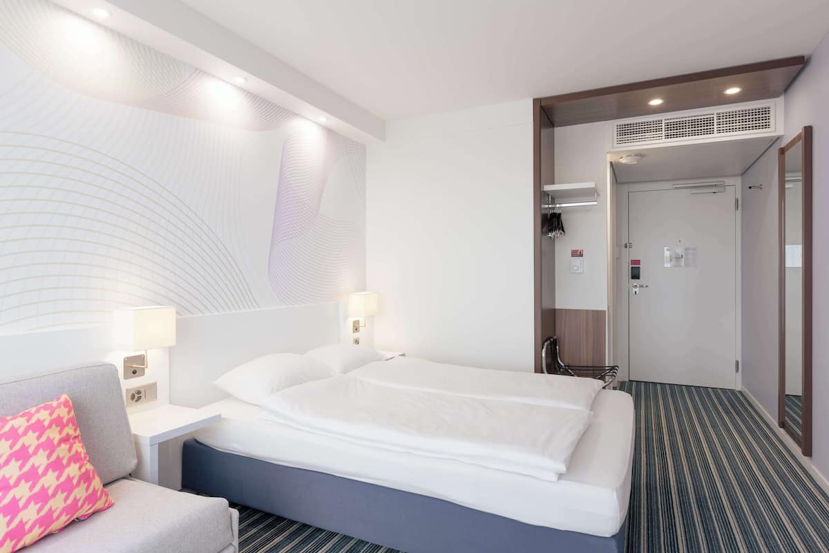 Design Room (Comfort) | Hypo-allergenic bedding, down duvets, in-room safe, desk