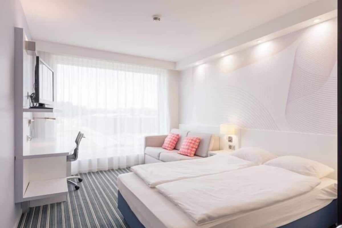 Hypo-allergenic bedding, down comforters, in-room safe, desk