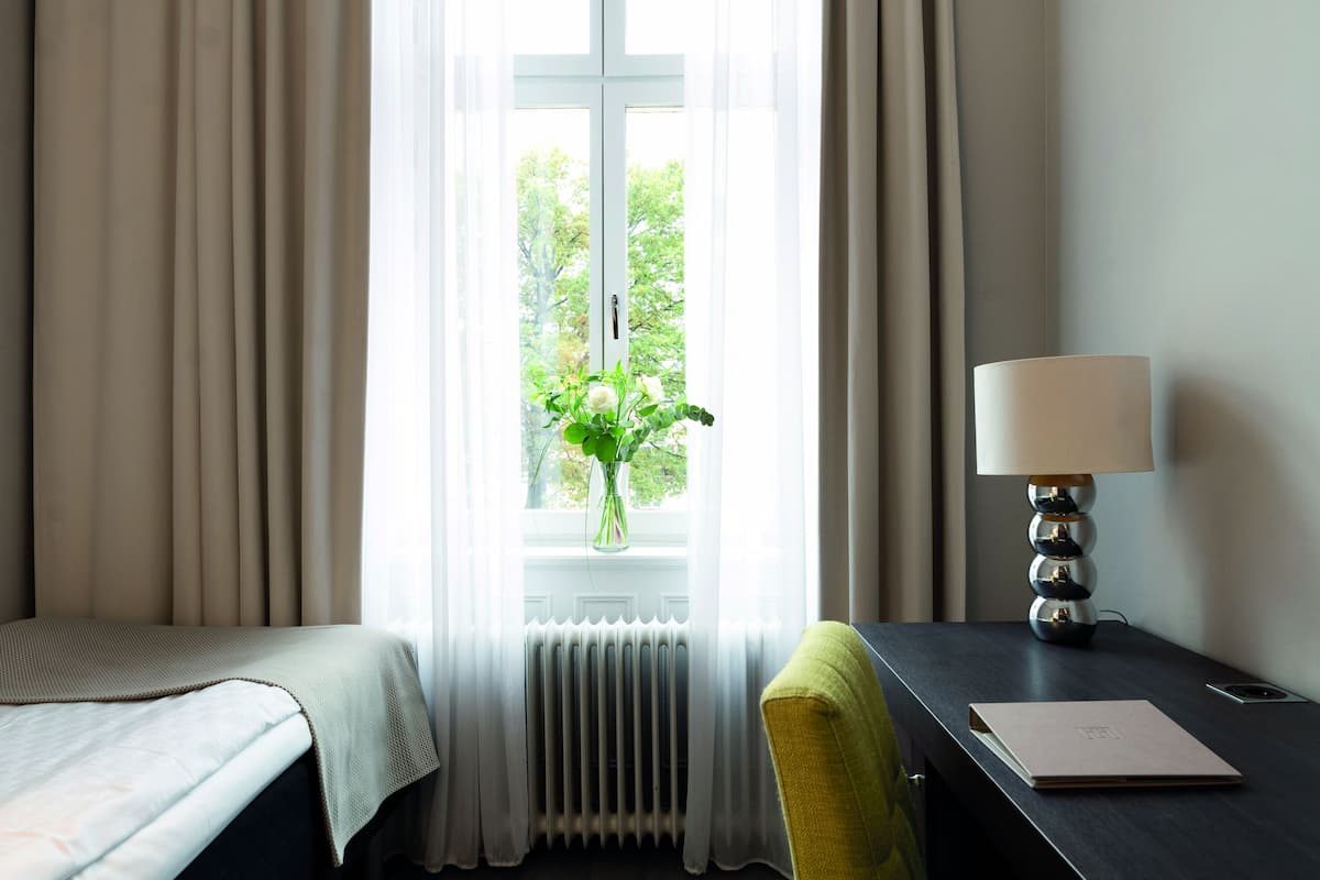 Chambre Simple | Minibar, coffres-forts dans les chambres, bureau, rideaux occultants