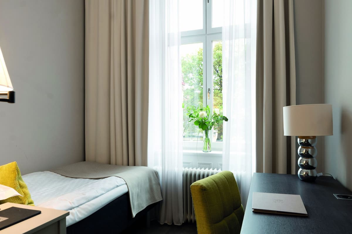 single room | minibar, in-room safe, desk, blackout curtains