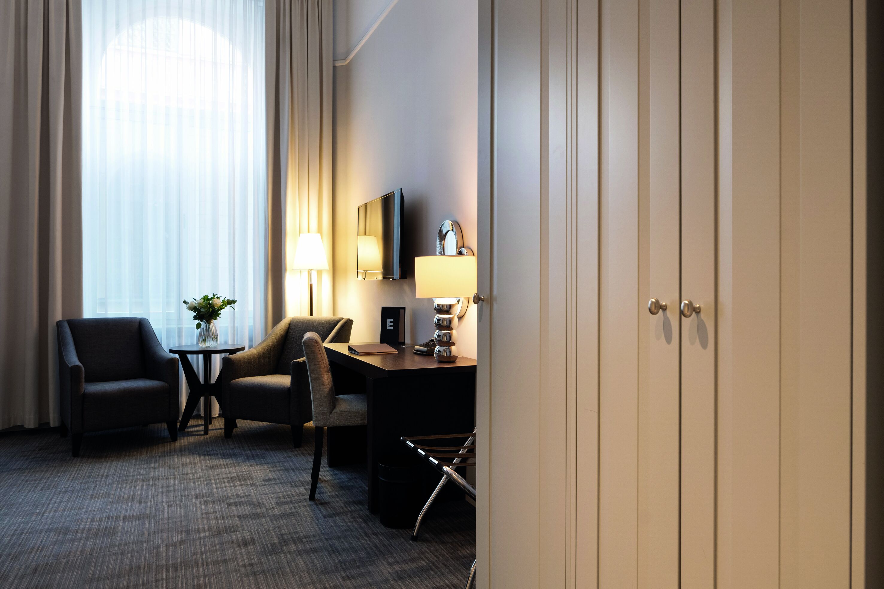 deluxe room | minibar, in-room safe, desk, blackout curtains