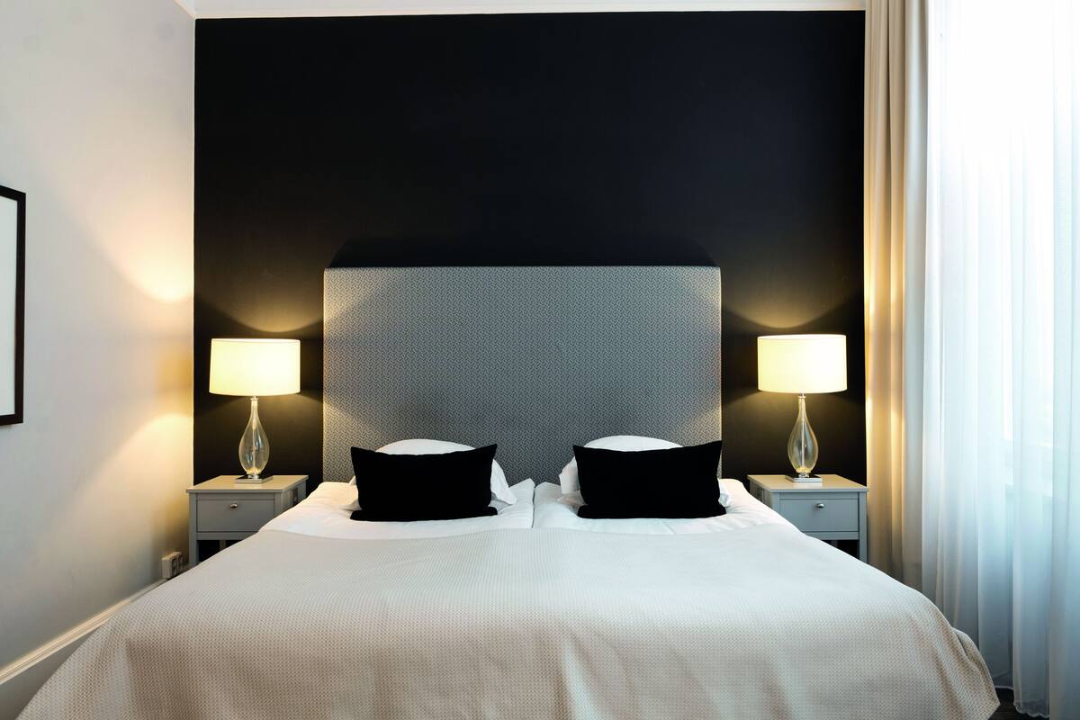 deluxe room | minibar, in-room safe, desk, blackout curtains