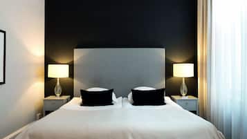 Deluxe Room | Minibar, in-room safe, desk, blackout drapes