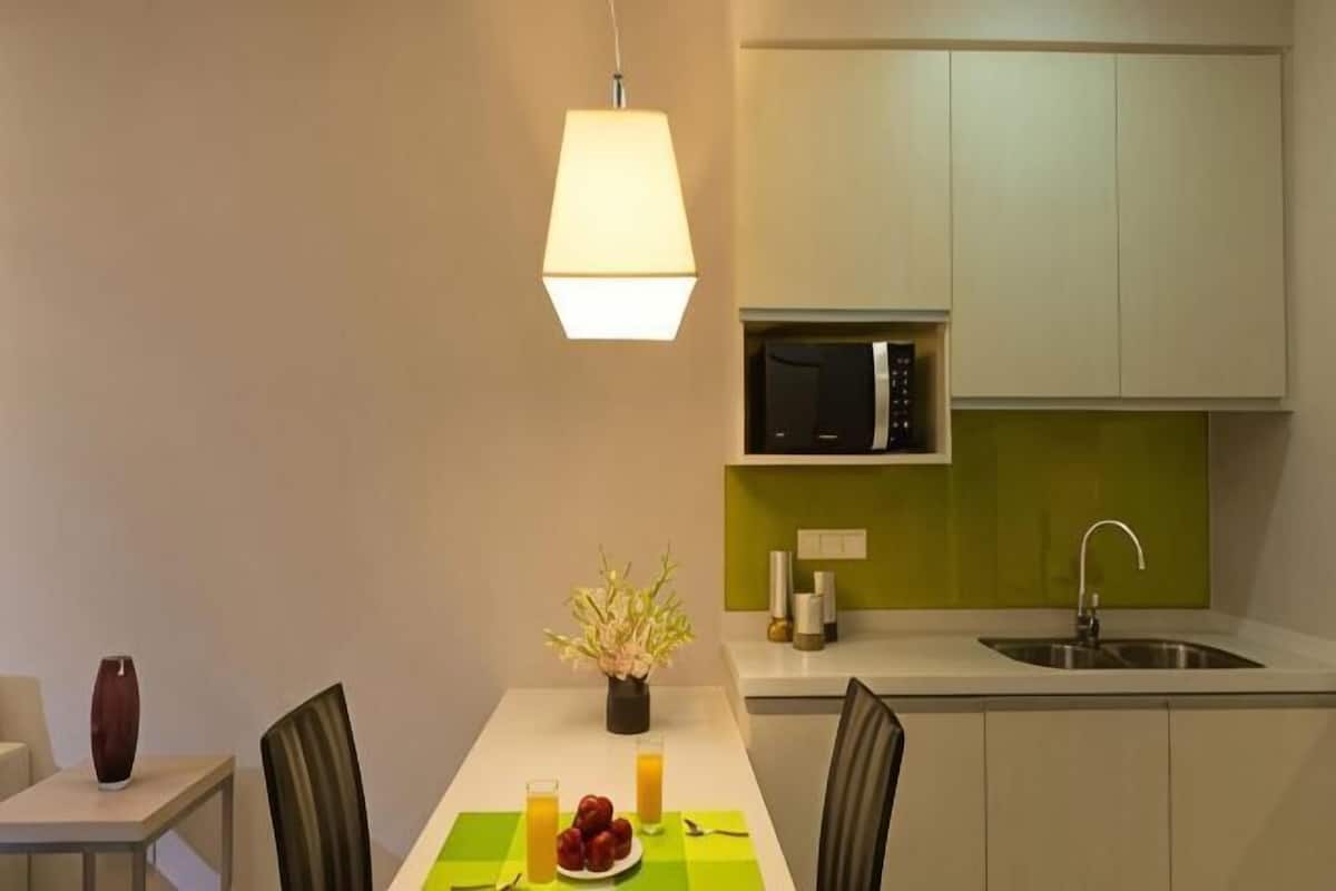 Private kitchen | Fridge, microwave, coffee/tea maker, electric kettle