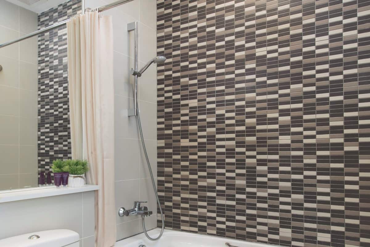 Erillinen kylpyamme ja suihku, ympäristöystävälliset hygieniatuotteet