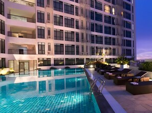 Outdoor pool, open 6:00 AM to 10:00 PM, pool umbrellas, sun loungers - Citadines Uplands Kuching (Kuching)
