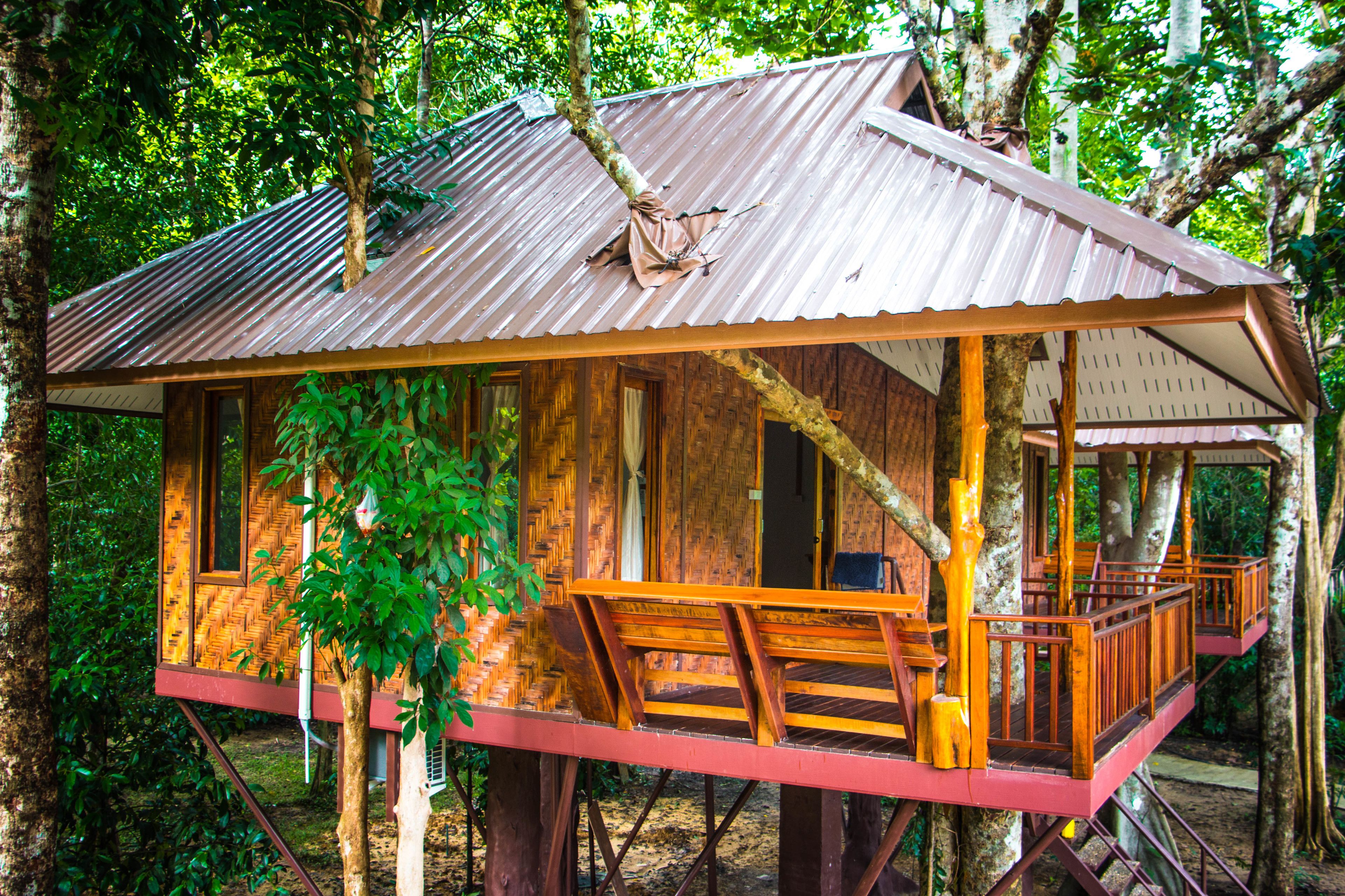 tree house deluxe air-con | desk