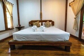 Tree House Deluxe Air-con | Escrivaninha